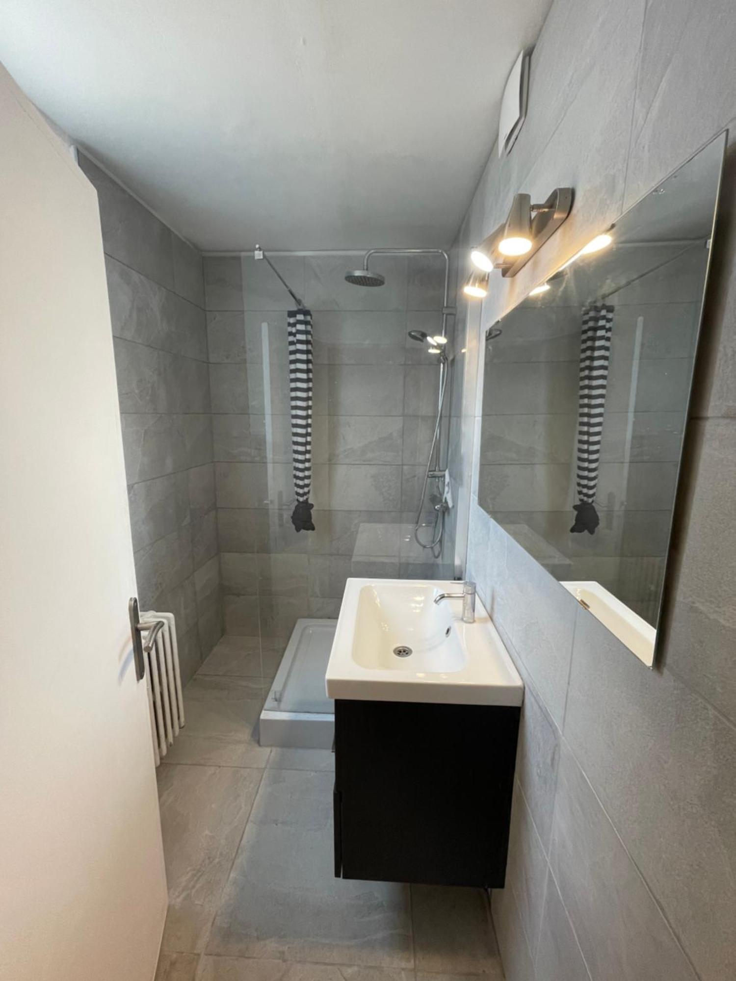 Appartement #6 : 2 Pieces Dernier Etage Tres Calme 40m2 *